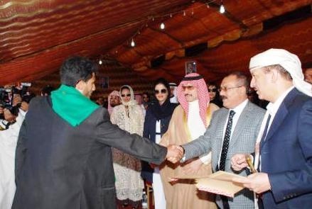 رئيس الجمهورية أثناء توزيع عقود التمليك الخاصة بالمتضررين من كارثة الانهيار الصخري بقرية الظفير أمس