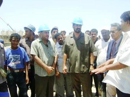 د. عدنان الجفري أثناء تفقده مشروع الرئيس الصالح السكني