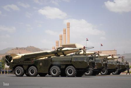 لقطتان من العرض العسكري