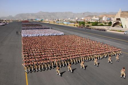 لقطتان من العرض العسكري