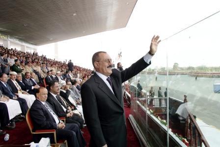 الرئيس يحيى رجال القوات المسلحة الاشاوس أثناء العرض العسكري أمس