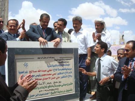 د. مجور لدى وضع حجر الأساس لمشروع في شبوة أمس