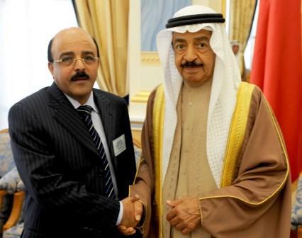 رئيس الوزراء البحريني يصافح الزميل علي الشاطر رئيس تحرير صحيفة ( 26 سبتمبر )