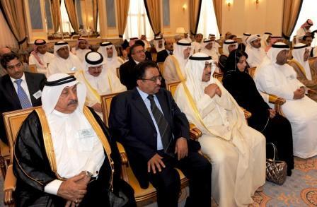 الزميل أحمد محمد الحبيشي رئيس التحرير وعلى يمينه  ناصر العثمان أمين اتحاد الصحافة الخليجية وعدد آخر من الحضور