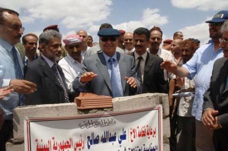 نائب الرئيس اثناء وضع حجر الأساس لمشروع تنموي في لحج أمس