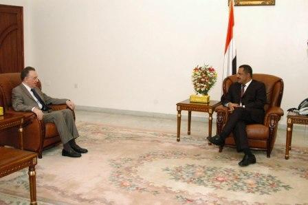 أثناء استقبال رئيس الوزراء للسفير الفرنسي بصنعاء أمس
