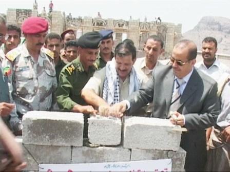 .. ويضع حجر الاساس لعدد من المشاريع