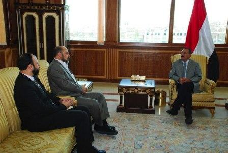 رئيس الجمهورية أثناء استقباله نائب رئيس المكتب السياسي لحركة حماس الفلسطينية أمس