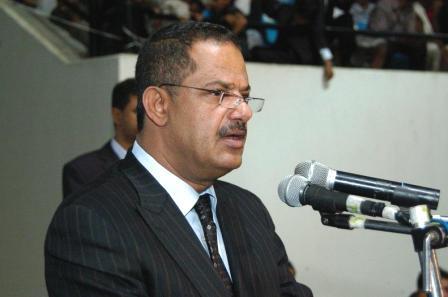 رئيس الوزراء لدى حضوره حفل تخرج الدفعة السابعة في كلية المجتمع بصنعاء أمس