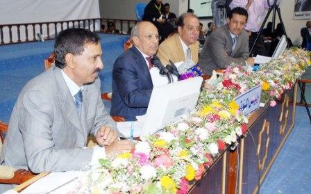 د . الإرياني لدى تروسه أعمال المؤتمر الفرعي الموسع للسلطة المحلية في الأمانة .