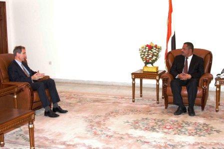 د. مجور أثناء لقائه أمس نائب رئيس شركة توتال للشرق الأوسط