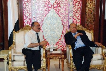 رئيس الجمهورية ونائبه أثناء لقائه أمس في مدينة عدن باعضاء المحليات والشخصيات بطور الباحة والمضاربة ورأس العارة بمحافظة لحج