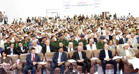 جانب من الحضور في المؤتمر الفرعي الموسع للسلطة المحلية بمحافظة عمران