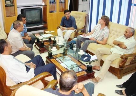 رئيس المنطقة الحرة في عدن يلتقي وفد البنك الدولي