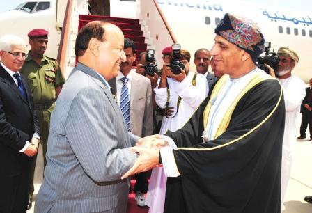 نائب الرئيس لدى مغادرته مسقط أمس