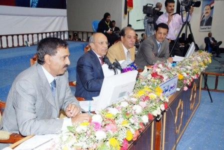 د. الارياني يلقي كلمته في افتتاح المؤتمر الفرعي للسلطة المحلية بأمانة العاصمة أمس