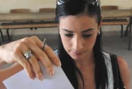 مغربية تقترع في أحد المراكز الانتخابية