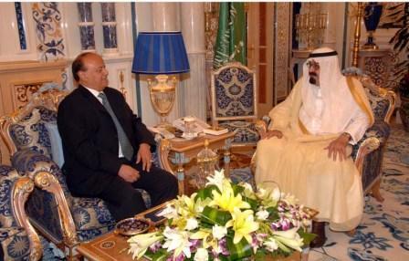 العاهل السعودي اثناء استقباله نائب رئيس الجمهورية بقصر السلام في جدة أمس