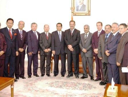 د / مجور اثنا لقائة امس وزير التعليم العالي الماليزي والوفد المرافق له