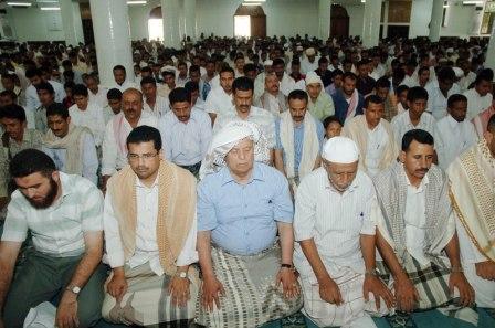 نائب الرئيس يؤدي صلاة الجمعة في جامع الخير بعدن أمس