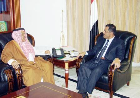 د. مجور أثناء استقباله سعد الناصر