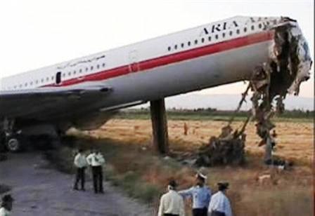 الطائرة الإيرانية بعد إخماد النيران فيها أمس