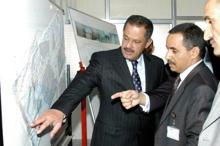 د. مجور لدى زيارته أمس المركز الاعلامي بمطار صنعاء