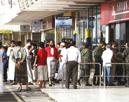 أقارب ركاب الطائرة المنكوبة ينتظرون في مطار صنعاء