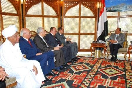 رئيس الجمهورية أثناء استقباله وفد اتحاد الحقوقيين العرب أمس