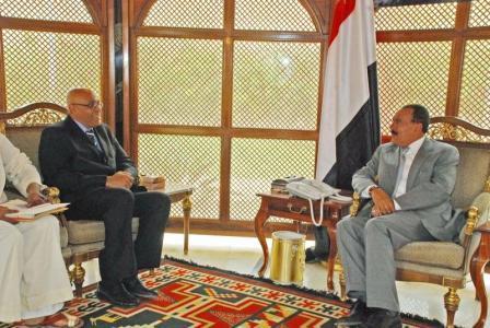 رئيس الجمهورية أثناء استقباله وزير العلاقات الخارجية والتعاون الدولي بجمهورية القمر المتحدة أمس