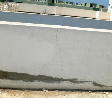 التشققات بادية على اسطح المباني