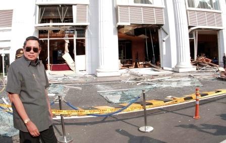 الرئيس الاندونيسي يتفقد ما خلفه انفجار بفندق من دمار في جاكرتا أمس