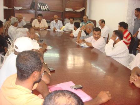 عدنان الجفري أثناء أجتماعه بأعضاء السلطة المحلية والشخصيات الاجتماعية