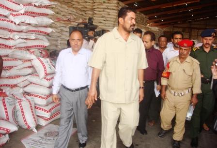 محافظ عدن يدشن توزيع المساعدة الغذائية