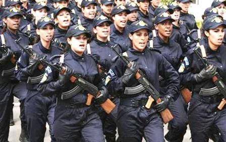 طالبات الشرطة الجزائرية يسرن خلال حفل تخرجهن في أكاديمية الشرطة بعين البنيان أول أمس  الخميس