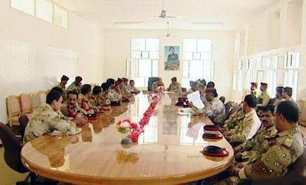 وزير الدفاع أثناء اجتماعه بالقيادات العسكرية بمحور صعدة/ أمس