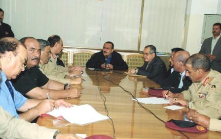 رئيس الجمهورية أثناء ترؤسه اجتماع اللجنة الأمنية العليا وقيادتي وزارتي الدفاع والداخلية/ أمس