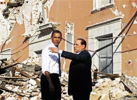 سيلفيو برسلكوني يرافق الرئيس الامريكي باراك أوباما في جولة تفقدية في لاكويلا على هامش قمة الثمانية يوم 8 يوليو