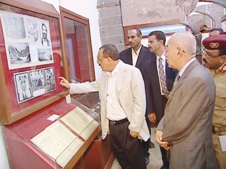 رئيس الجمهورية يطلع على آثار ومقتنيات المتحف الحربي في صنعاء / أمس