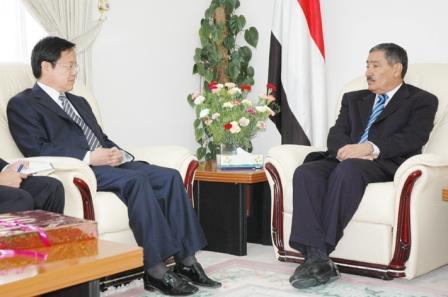 عبدالغني لدى استقباله السفيرالصيني ا لجديد