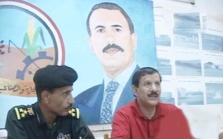 محافظ لحج خلال اجتماع للمجلس التمويني في المحافظة