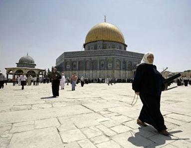 (فلسطينيون يغادرون قبة الصخرة بعد صلاة الجمعة أمس الأول)