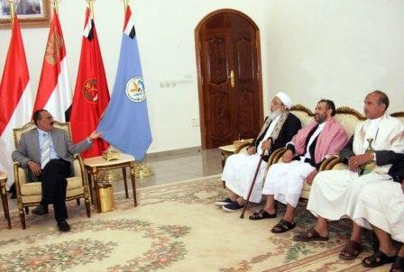 الرئيس لدى ااستقباله الشيخ محمد المؤيد ومرافقه محمد زايد أمس