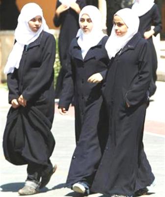 طالبات فلسطينيات لدى مغادرتهن مدرسة بشير الريس الثانوية بمدينة غزة يوم الاثنين الماضي