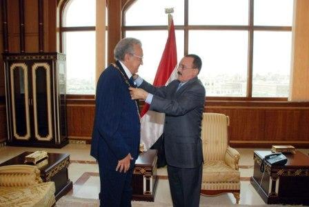 .. ويقلد الأخضر الإبراهيمي وسام الوحدة من الدرجة الأولى