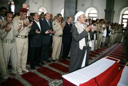 رئيس الجمهورية يؤدي صلاة الميت على أرواح الشهداء