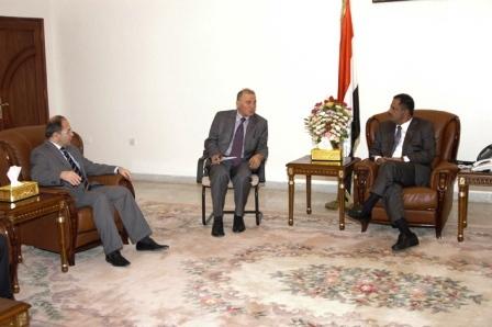 رئيس الوزراء لدى لقائه الوفد الصحي التركي