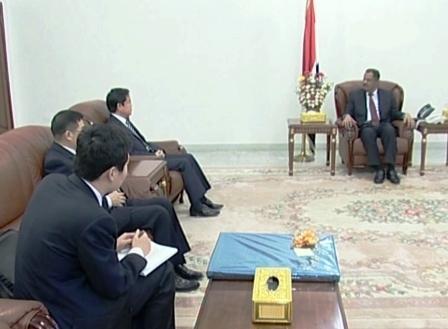 رئيس الوزراء لدى استقباله السفير الصيني/ أمس