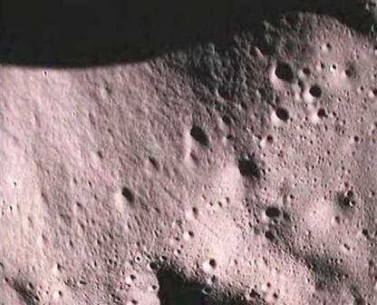 صورة لسطح القمر التقطها مسبار بعد انفصاله عن مركبة الفضاء الهندية شاندرايان-1 يوم 14 نوفمبر 2008