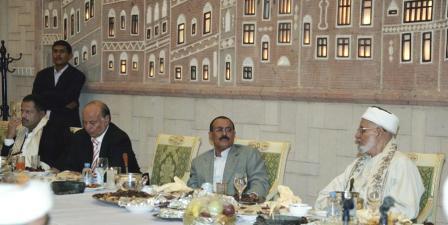 رئيس الحمهورية لدى لقائه فضيلة العلماء أمس